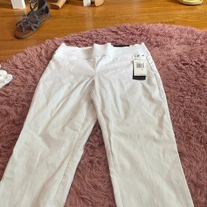 This brand is leighton the size is medium and the color is white.